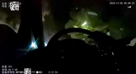 “会有很多人爱你的……” 凌晨警方生死时速,救下14岁女孩 “会有很多人爱你的……” 凌晨警方生死时速,救下14岁女孩