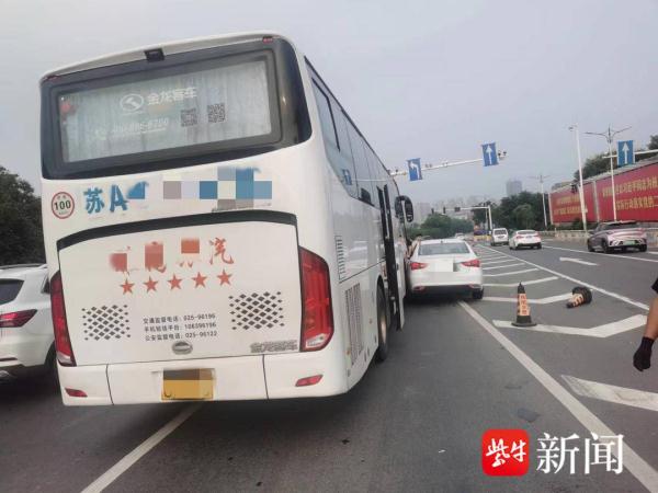 小轿车路上随意变道，撞上大客车被判担全责