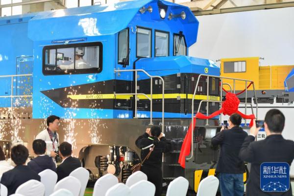 新华全媒+丨我国首台新造大功率纯电调车机车下线 新华全媒+丨我国首台新造大功率纯电调车机车下线