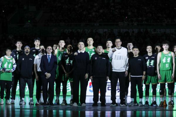 篮球——前辽宁本钢队主教练杨鸣领取冠军戒指 篮球——前辽宁本钢队主教练杨鸣领取冠军戒指