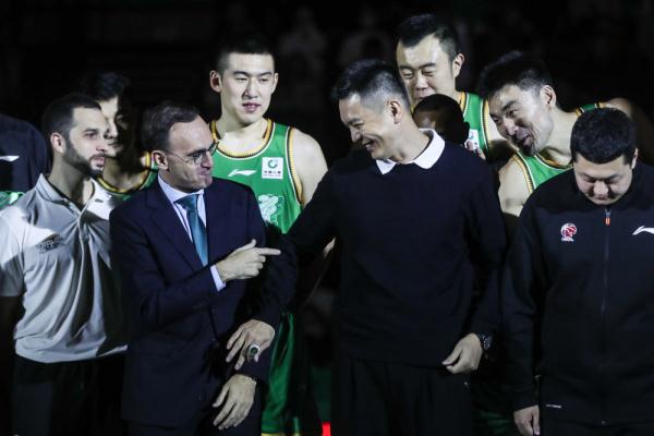 篮球——前辽宁本钢队主教练杨鸣领取冠军戒指 篮球——前辽宁本钢队主教练杨鸣领取冠军戒指