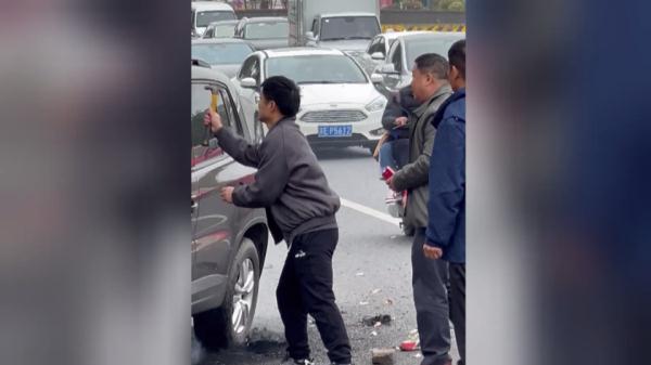 砸车救人！苏州街头发生暖心一幕