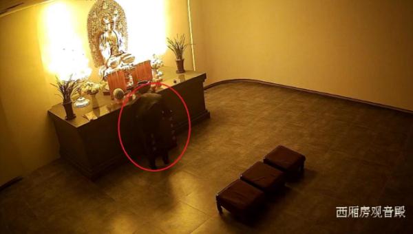 功德-1!男子在上海一尼姑庵偷了9个功德箱后潜逃...... 功德-1!男子在上海一尼姑庵偷了9个功德箱后潜逃......