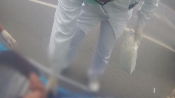 砸车救人！苏州街头发生暖心一幕