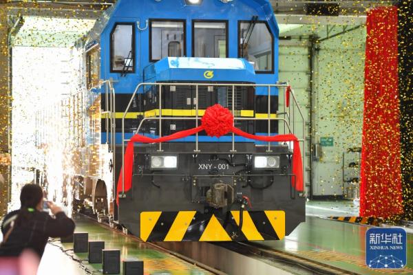 新华全媒+丨我国首台新造大功率纯电调车机车下线 新华全媒+丨我国首台新造大功率纯电调车机车下线