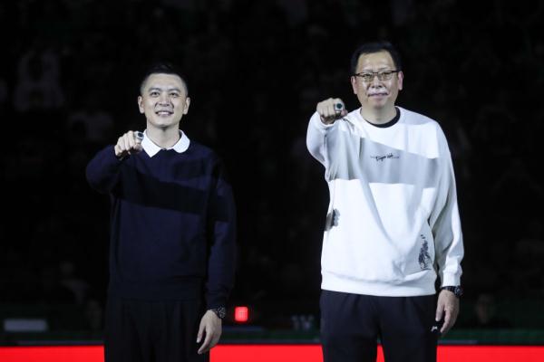 篮球——前辽宁本钢队主教练杨鸣领取冠军戒指 篮球——前辽宁本钢队主教练杨鸣领取冠军戒指