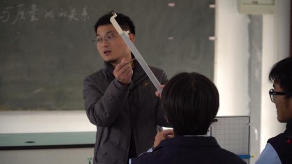 砸车救人！苏州街头发生暖心一幕