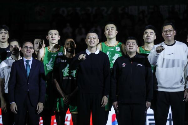 篮球——前辽宁本钢队主教练杨鸣领取冠军戒指 篮球——前辽宁本钢队主教练杨鸣领取冠军戒指