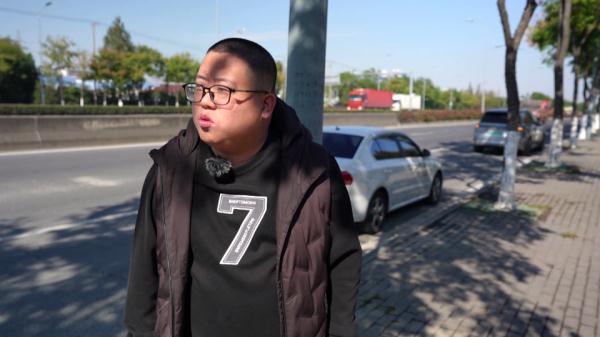 砸车救人！苏州街头发生暖心一幕