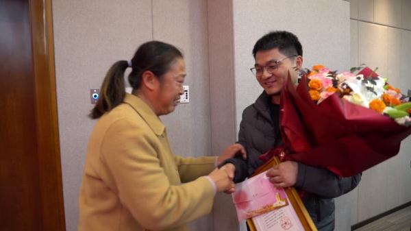 砸车救人！苏州街头发生暖心一幕