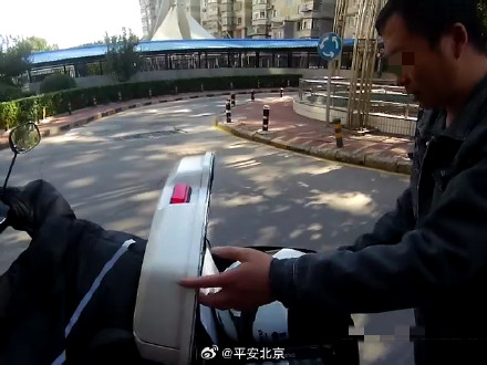 巧了么这不是，赃物也在目标的后备箱里