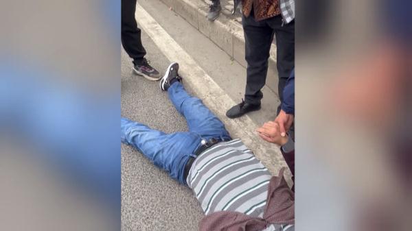 砸车救人！苏州街头发生暖心一幕