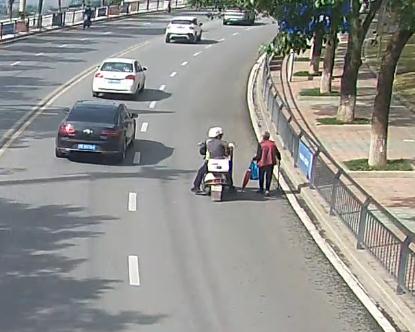 老人公交下错站后迷路，交警暖心护送！