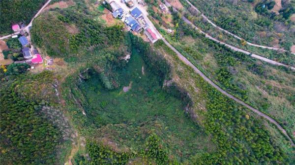 龙缸景区又发现一个天坑 龙缸景区又发现一个天坑