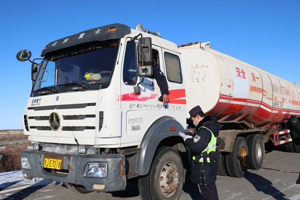 额布都格口岸货运忙 额布都格口岸货运忙