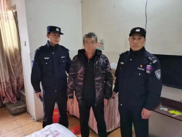 “移动警务”助推基层治理——娄星公安通过警务通核查抓获一名在逃人员 “移动警务”助推基层治理——娄星公安通过警务通核查抓获一名在逃人员