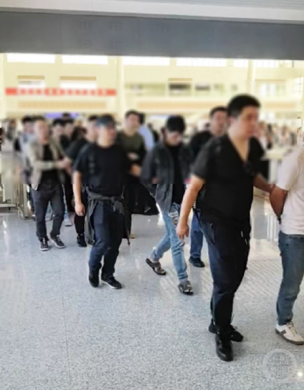 仿制得物平台标志性包装材料,17人牟利2000多万落网 仿制得物平台标志性包装材料,17人牟利2000多万落网