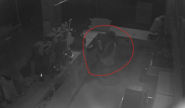 男子深夜撬盗临街店铺......被抓! 男子深夜撬盗临街店铺......被抓!
