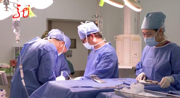 脖子粗脑袋大，孩子见了都害怕！回头率还贼高！黑龙江这名男子到底得了啥病？