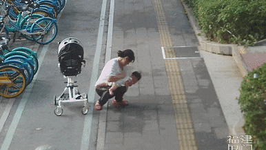 惊魂363秒！厦门街头突发！所有人都在盼着孩子哭出来......