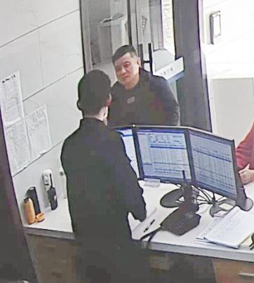 百元大钞撒一地！没想到的是...