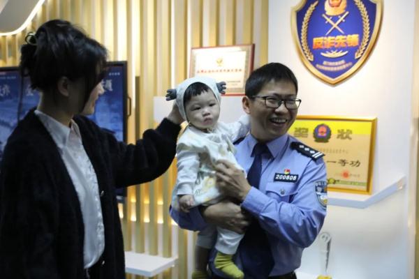 惊魂363秒！厦门街头突发！所有人都在盼着孩子哭出来......