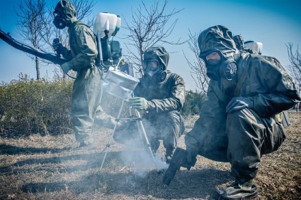 迎险而上！直击防化兵训练现场