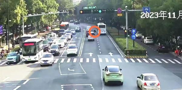 百元大钞撒一地！没想到的是...