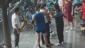 惊魂363秒！厦门街头突发！所有人都在盼着孩子哭出来......