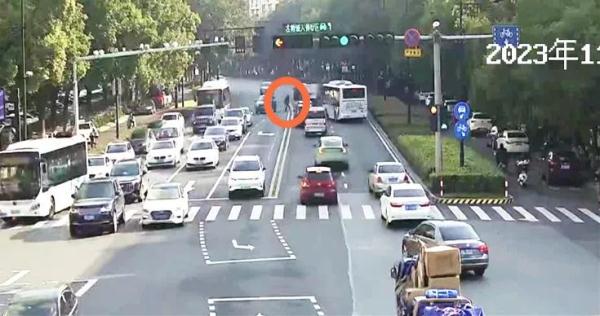 百元大钞撒一地！没想到的是...