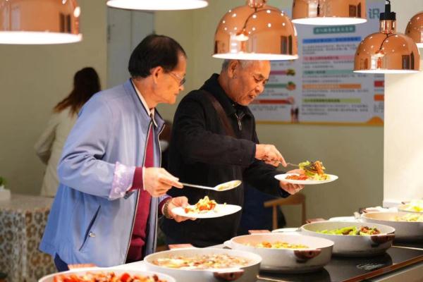 成都:社区“小食堂”服务“大民生” 成都:社区“小食堂”服务“大民生”