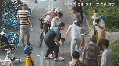 惊魂363秒！厦门街头突发！所有人都在盼着孩子哭出来......