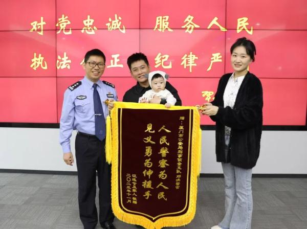 惊魂363秒！厦门街头突发！所有人都在盼着孩子哭出来......