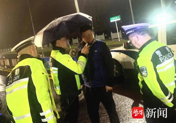 喝了半斤白酒后开车回家,等绿灯等睡着了 喝了半斤白酒后开车回家,等绿灯等睡着了