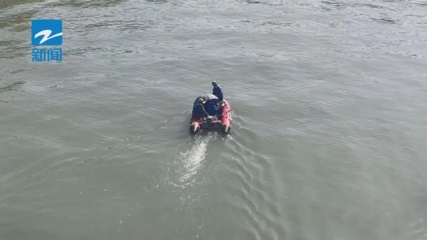 刚刚,杭州三堡船闸落水者被打捞上岸,身份确认… 刚刚,杭州三堡船闸落水者被打捞上岸,身份确认…