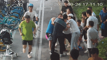 惊魂363秒！厦门街头突发！所有人都在盼着孩子哭出来......