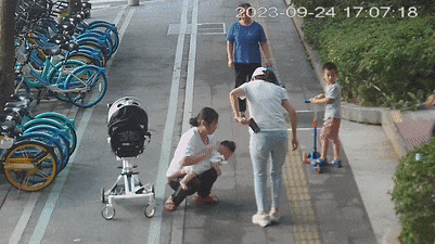 惊魂363秒！厦门街头突发！所有人都在盼着孩子哭出来......