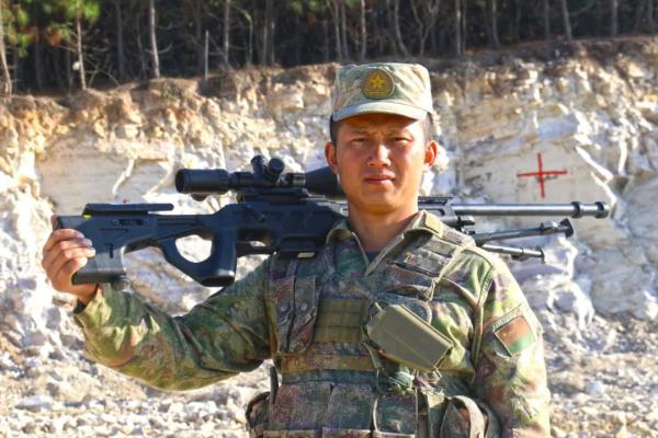 那个爱玩弹弓的小伙，成了狙击班班长！