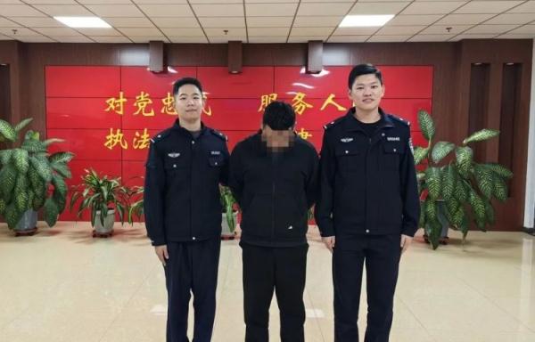 男子走进公安局自首,直言“整天担惊受怕”! 男子走进公安局自首,直言“整天担惊受怕”!