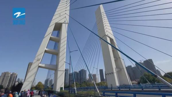 刚刚,杭州三堡船闸落水者被打捞上岸,身份确认… 刚刚,杭州三堡船闸落水者被打捞上岸,身份确认…