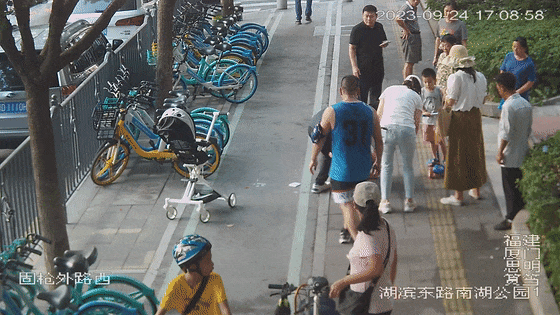 惊魂363秒！厦门街头突发！所有人都在盼着孩子哭出来......