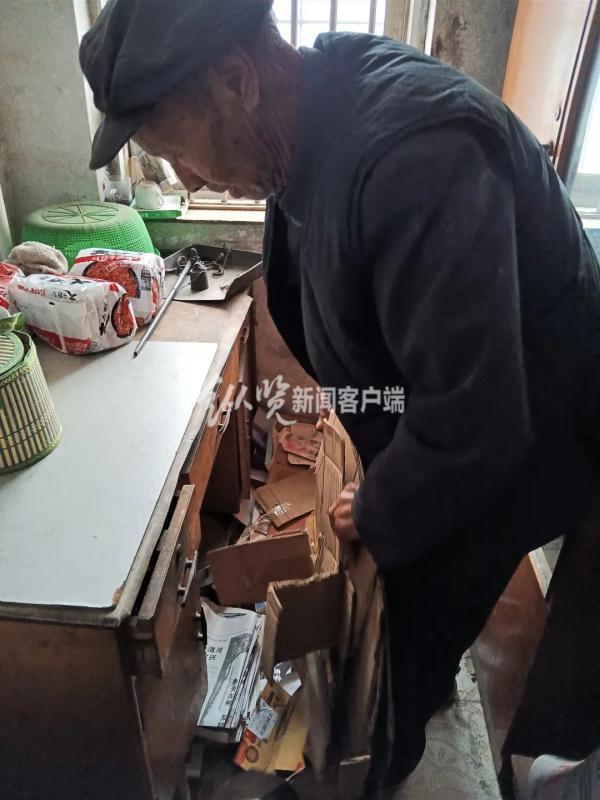 一根木棍,一个编织袋,91岁老人拾荒22年,只为了…… 一根木棍,一个编织袋,91岁老人拾荒22年,只为了……