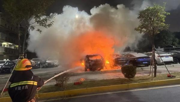 监控还原3名学生玩火闯祸全过程 监控还原3名学生玩火闯祸全过程