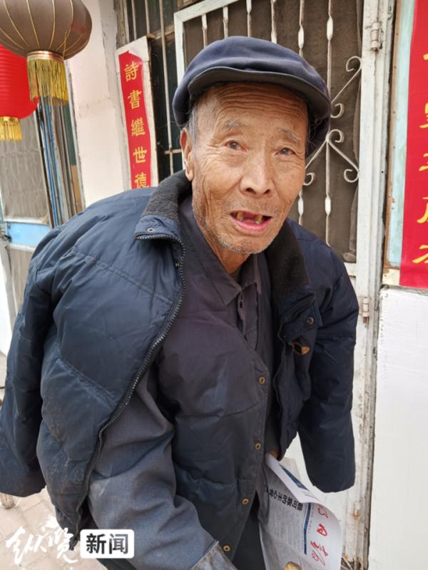 一根木棍,一个编织袋,91岁老人拾荒22年,只为了…… 一根木棍,一个编织袋,91岁老人拾荒22年,只为了……