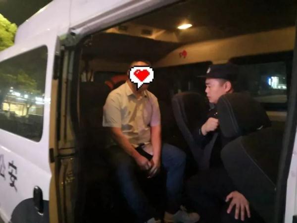 超市老板娘深夜接到订单，果断报警！