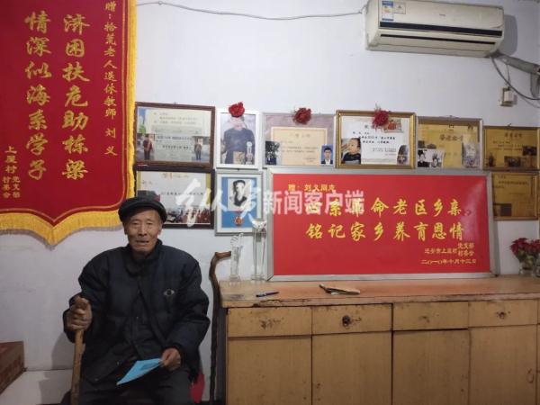 一根木棍,一个编织袋,91岁老人拾荒22年,只为了…… 一根木棍,一个编织袋,91岁老人拾荒22年,只为了……