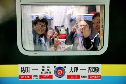 首趟“象往号”环云南游列车开行