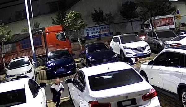 监控还原3名学生玩火闯祸全过程 监控还原3名学生玩火闯祸全过程