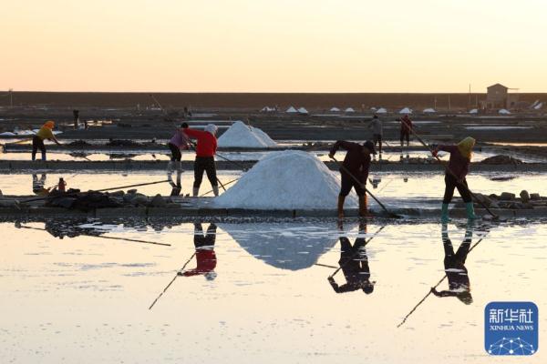 福建泉港：冬日盐田美如画