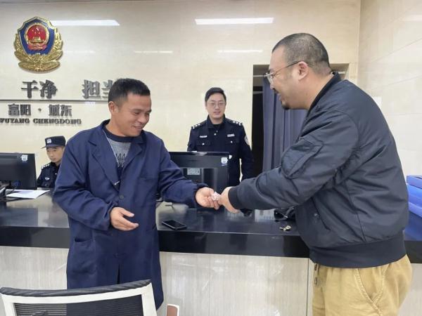 早高峰杭州街头,百元现金散一地!结局让人意外 早高峰杭州街头,百元现金散一地!结局让人意外